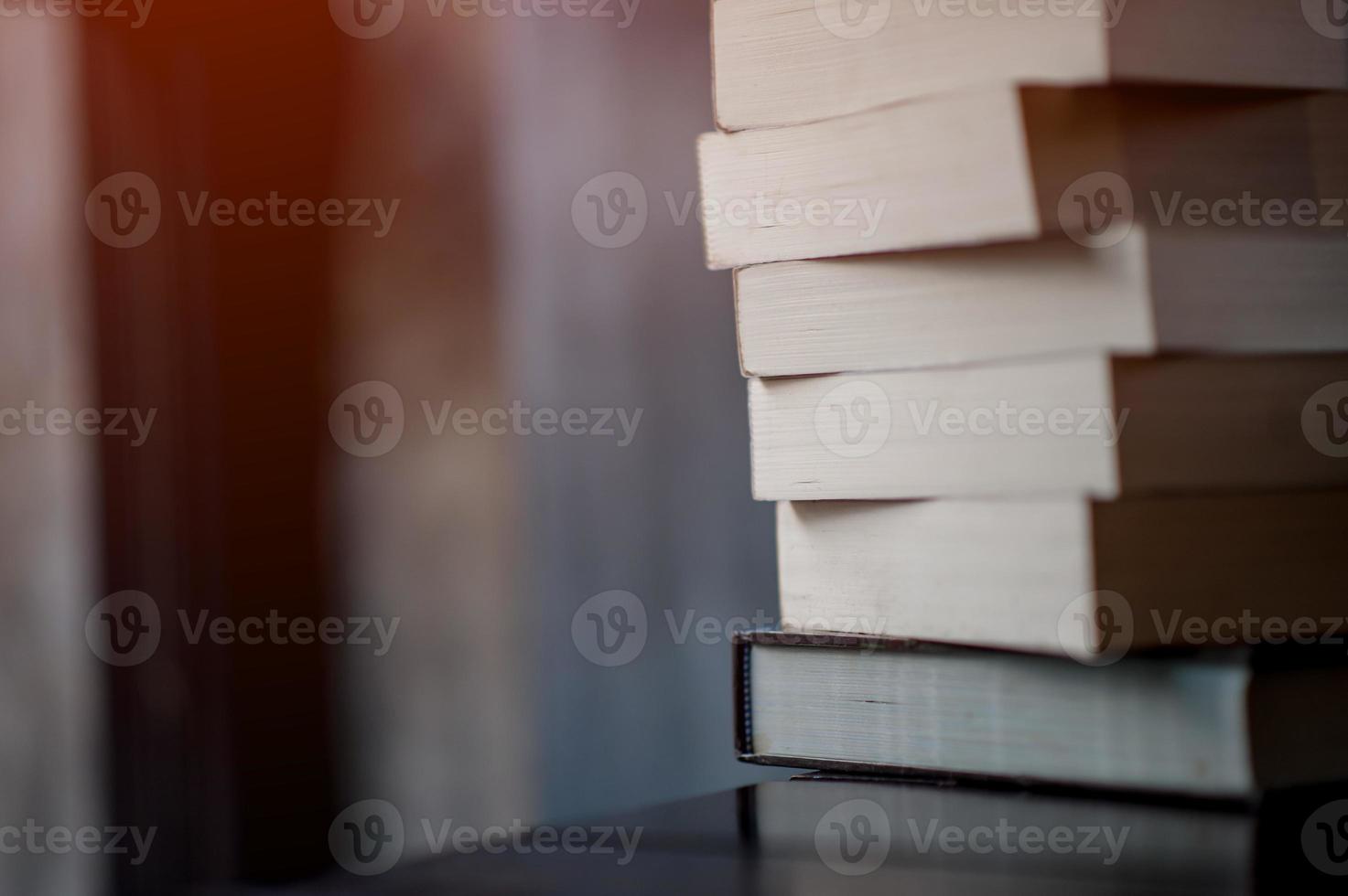 livro colocado sobre a mesa muitos livros, cores bonitas para estudar, conhecimento, educação - imagens foto