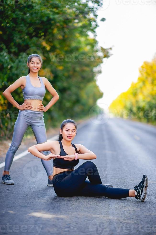 as mulheres se exercitam alegremente para uma boa saúde. conceito de exercício foto