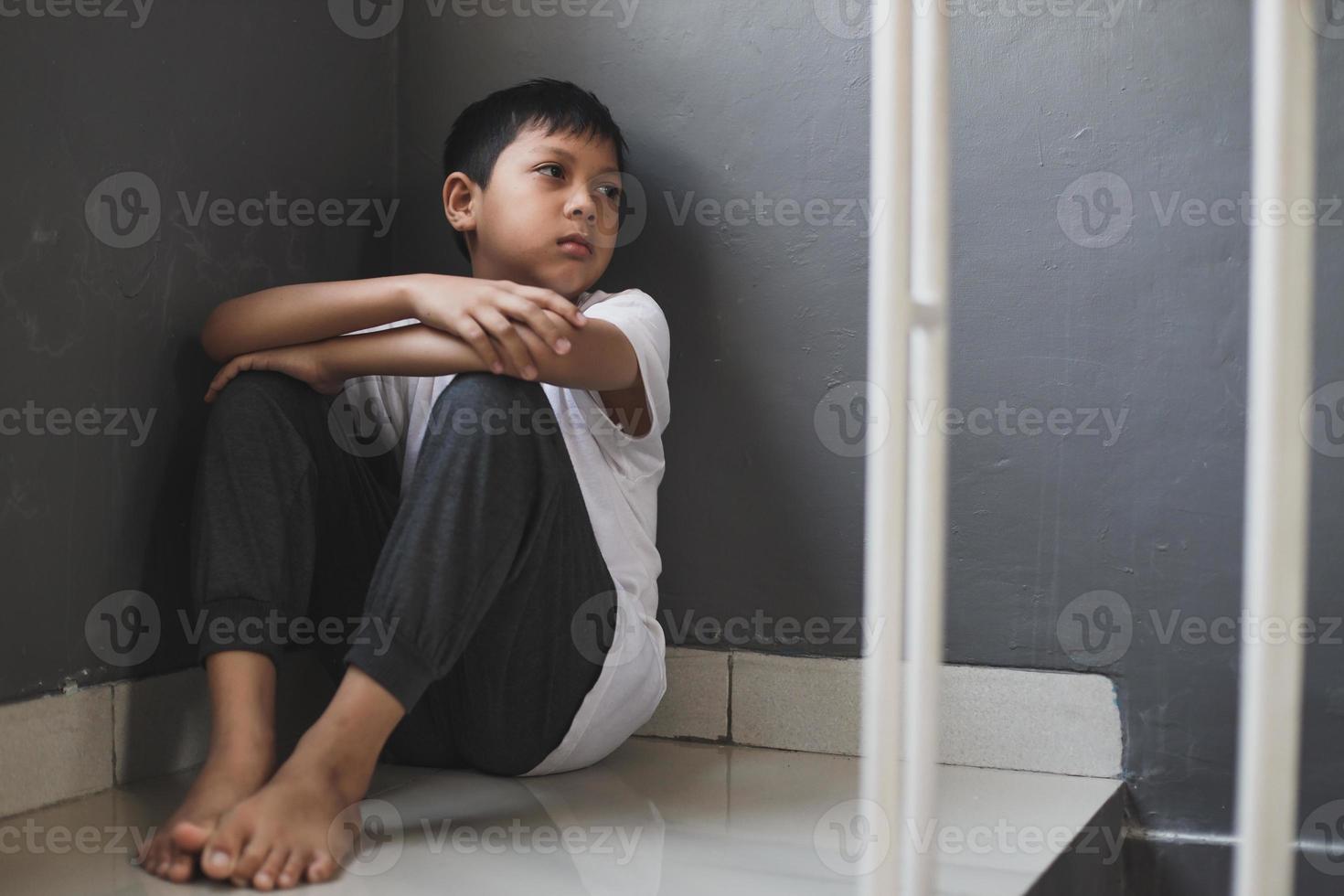menino solitário triste sentado sozinho em casa foto