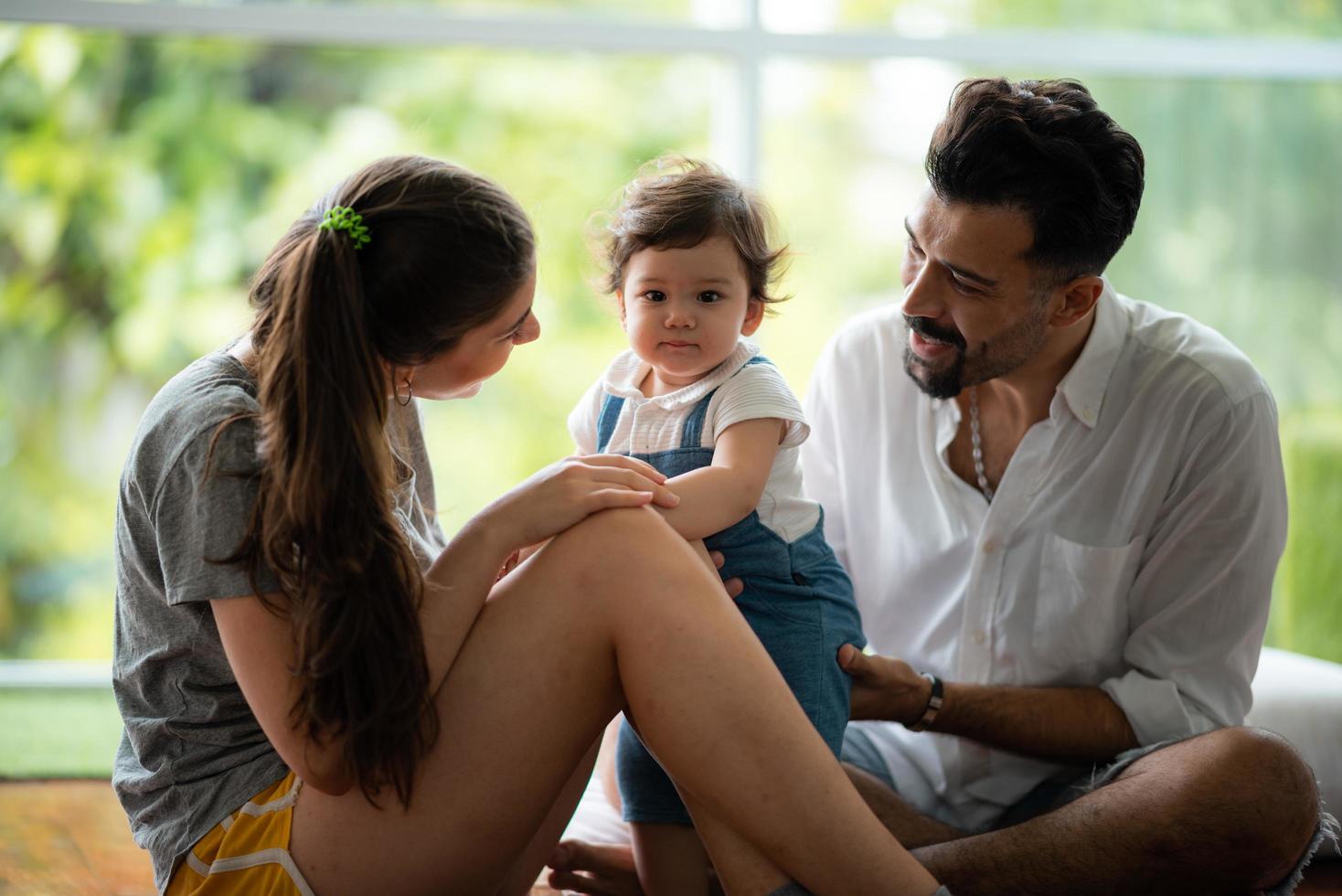 jovem mãe e filho bebê estão felizes em casa, conceito de família de infância com mãe caucasiana e garotinho, estilo de vida de cuidados com recém-nascidos foto