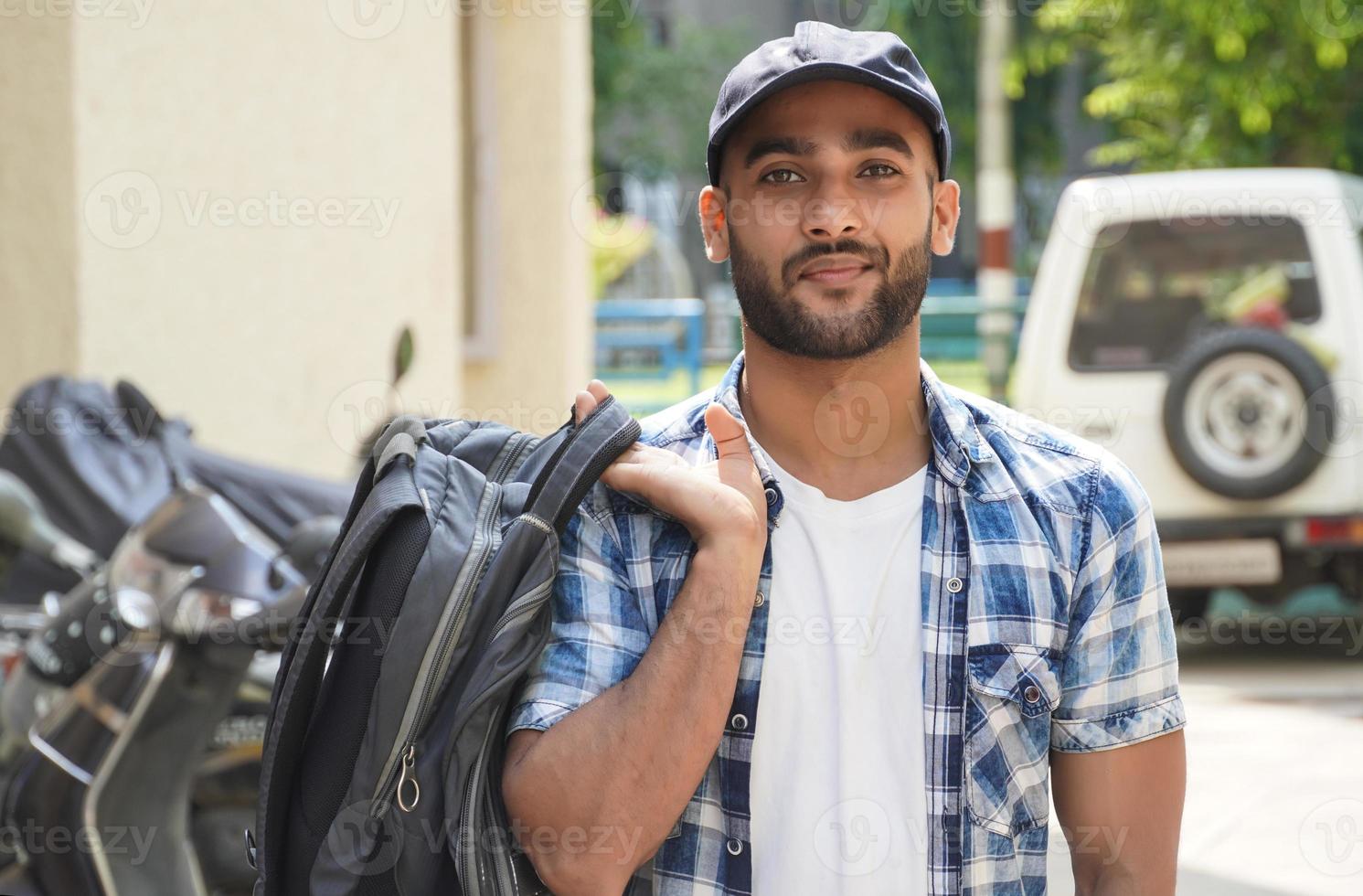 um homem com bolsa indo para o trabalho foto