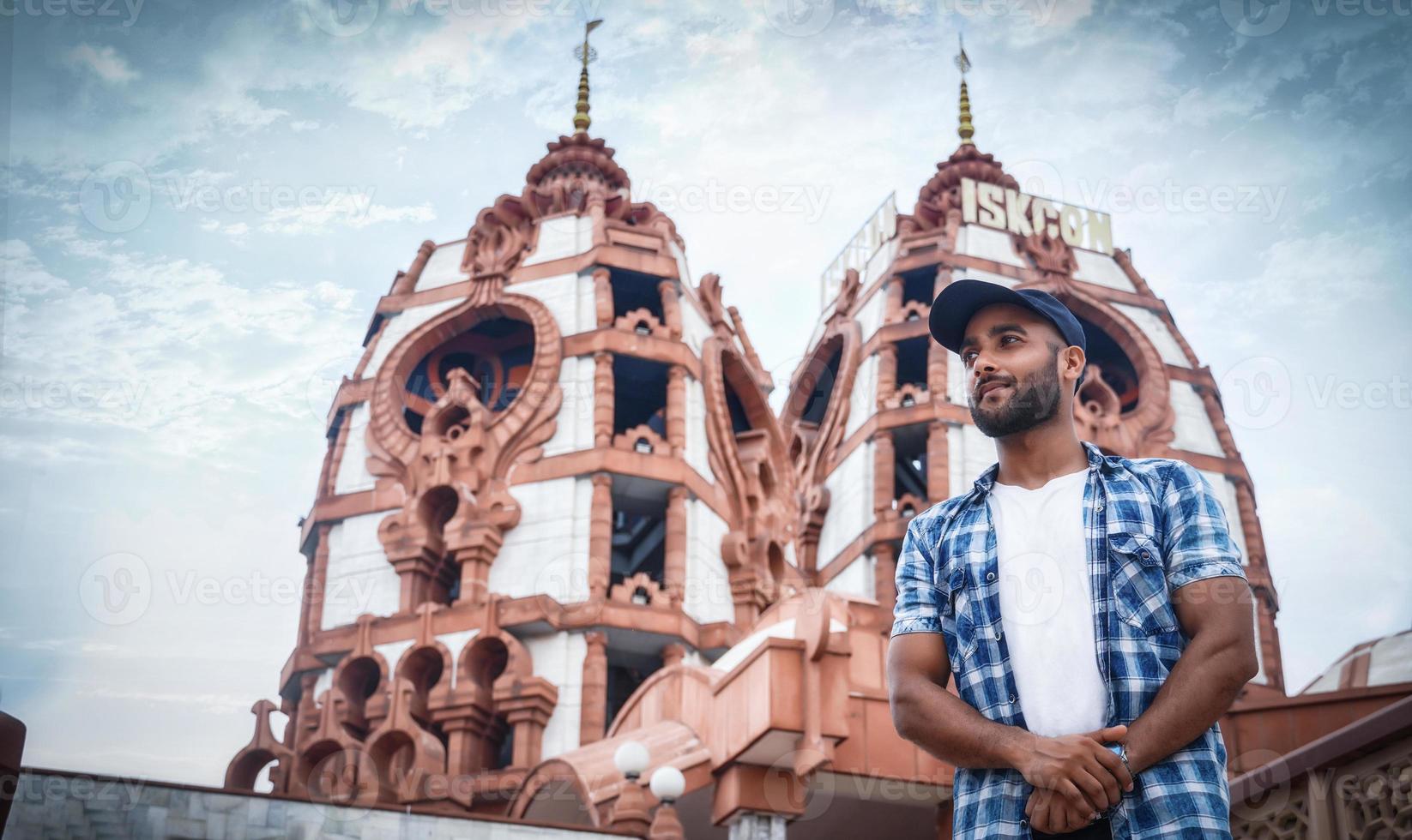 homem de pé perto da imagem de viagem do templo iskon foto