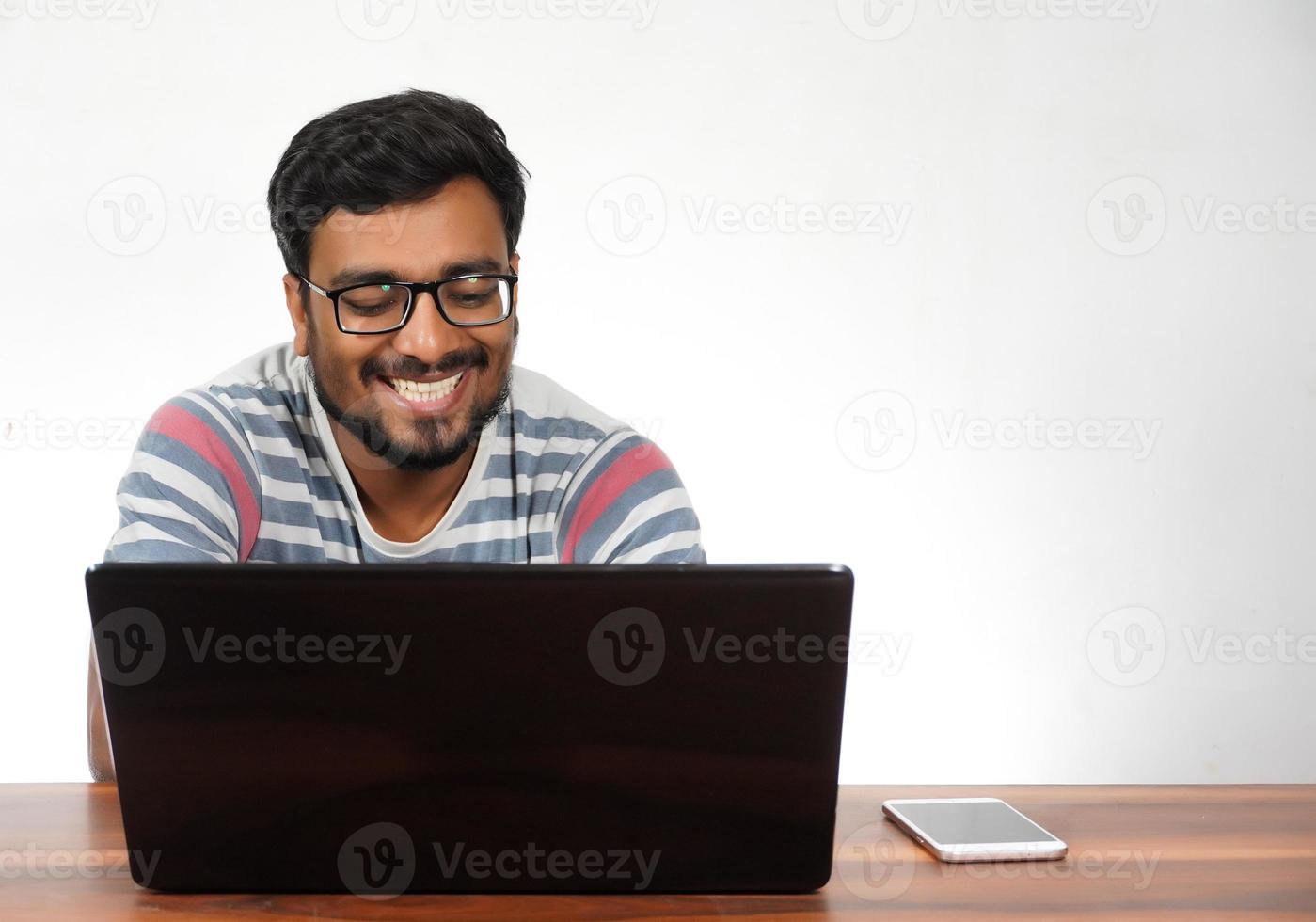 homem com imagens de laptop sorrindo foto