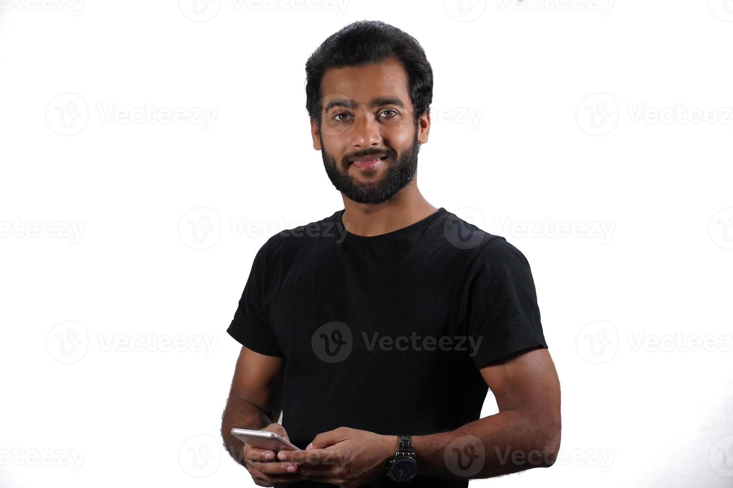 um homem está usando o celular e feliz em fundo branco foto