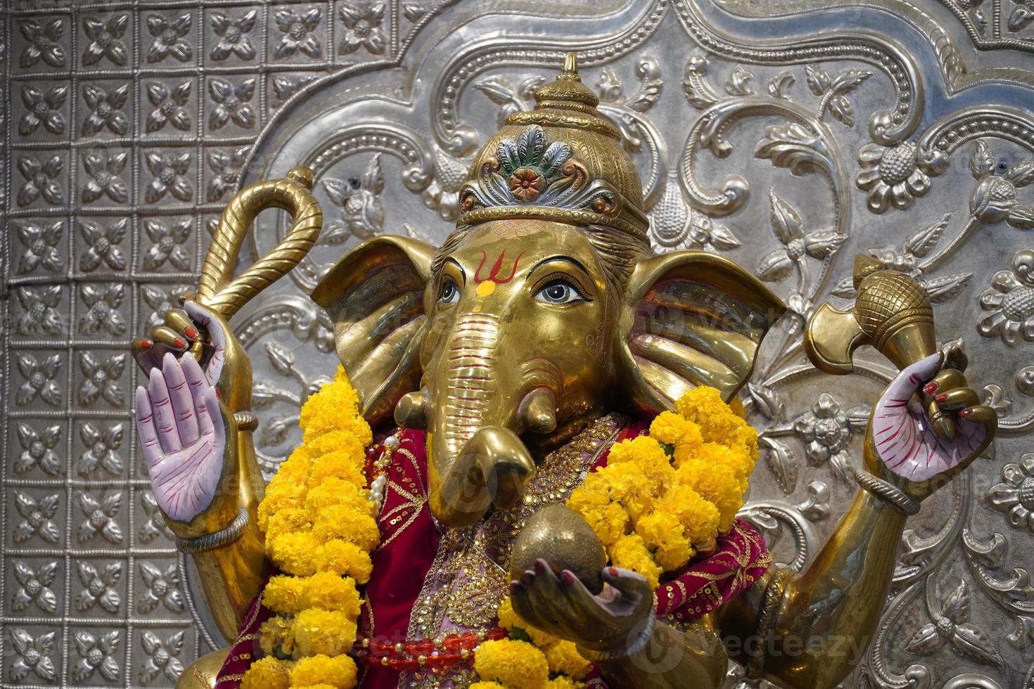 estátua do deus elefante ganesh. senhor do sucesso foto