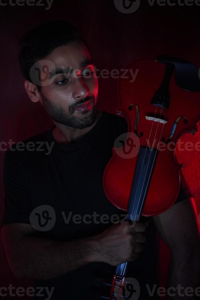 músico tocando violino. música e conceito de tom musical. foto