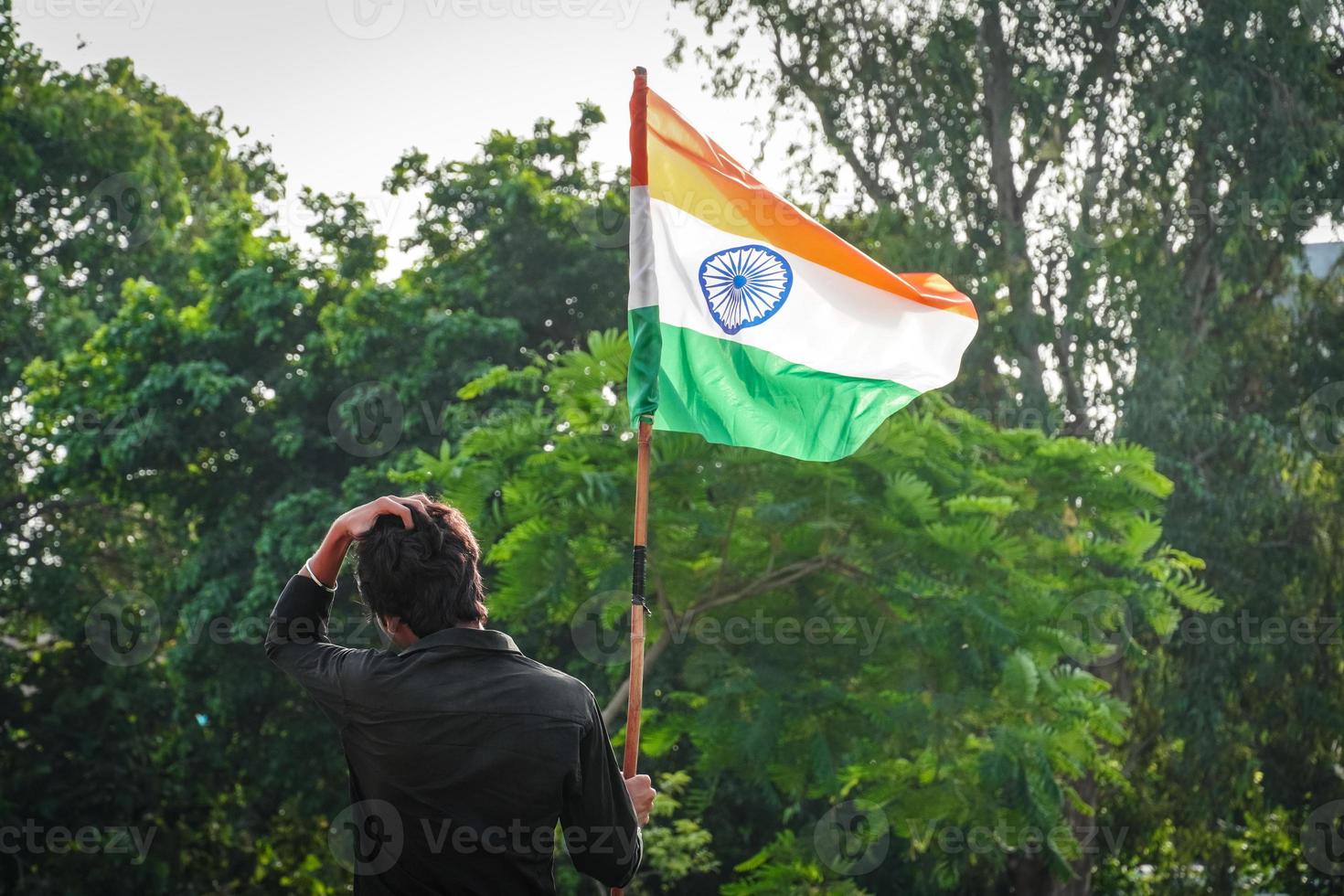 bandeira da índia sendo acenada por um homem comemorando o sucesso foto