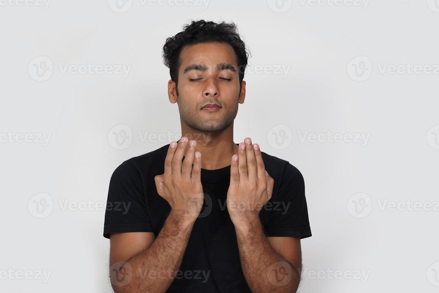 homem muçulmano rezando a Deus usando a mão foto