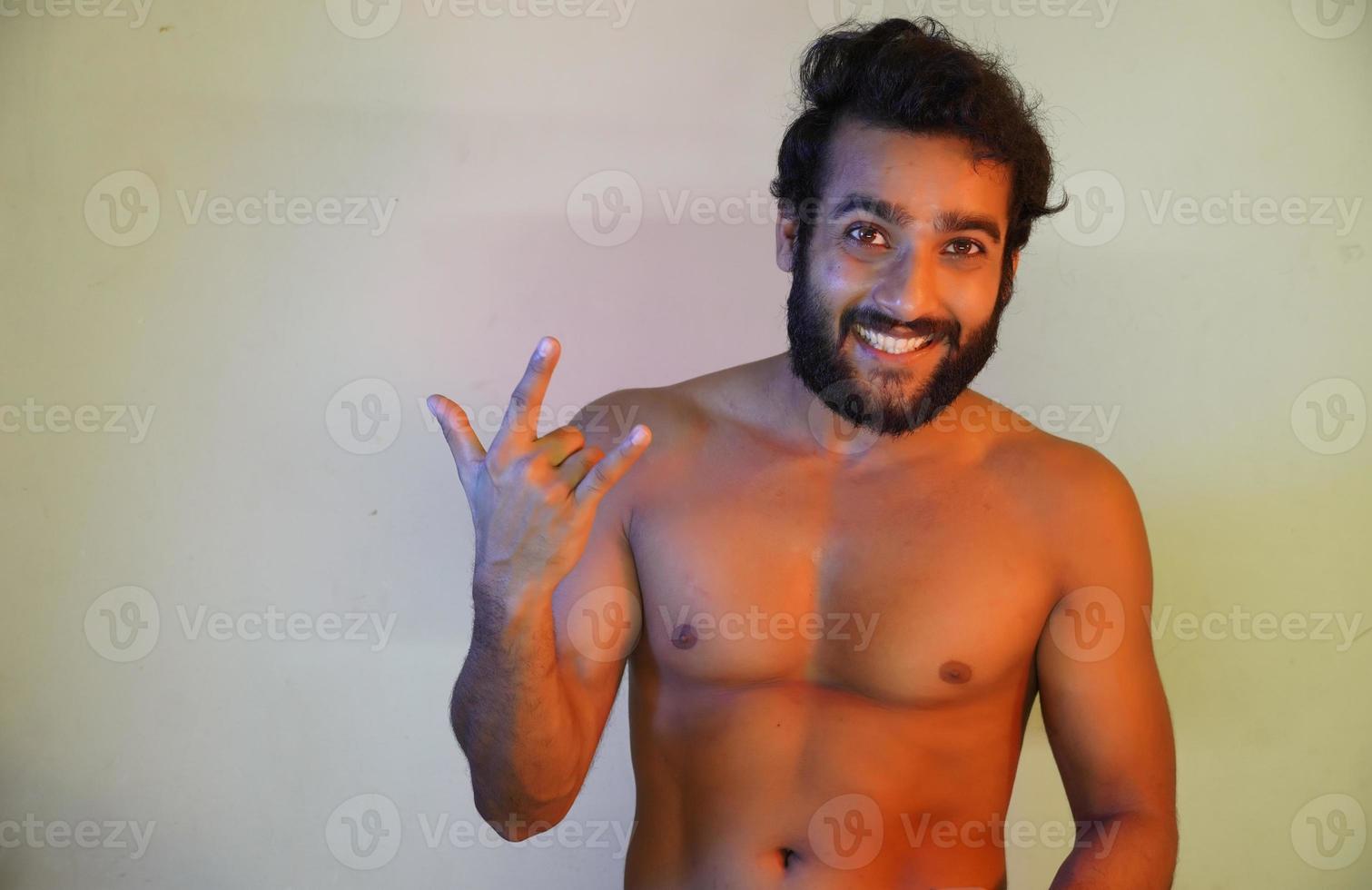 um homem saudável se sentindo feliz foto