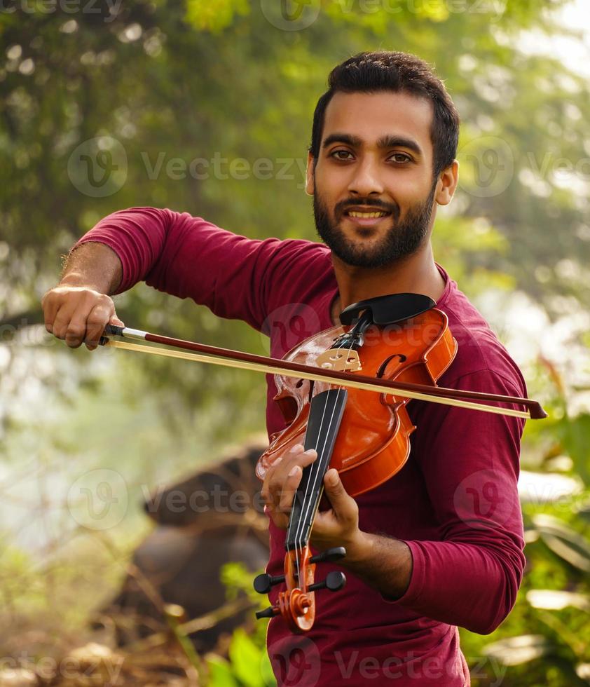 música de imagens de jogador de violino e conceito de tom musical. imagens de homem músico foto