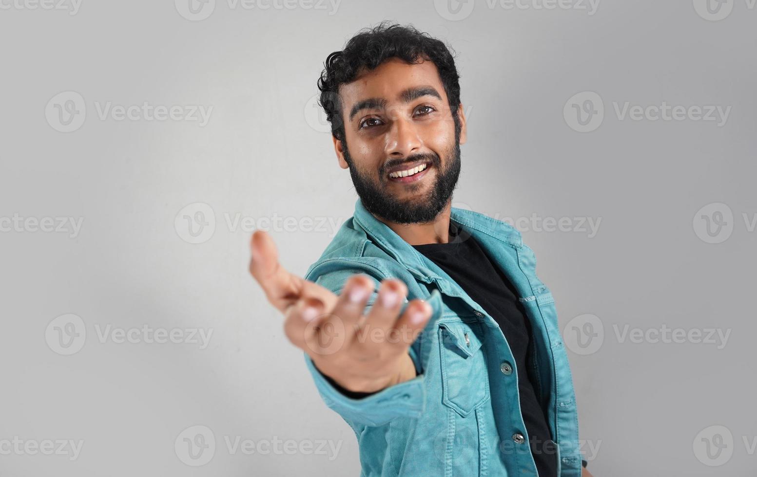 um homem dando a mão para ajudar em fundo branco foto