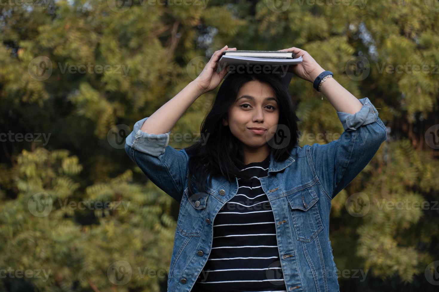 imagem de estudante do sexo feminino com livros não interessados em estudar imagem de menina indiana foto