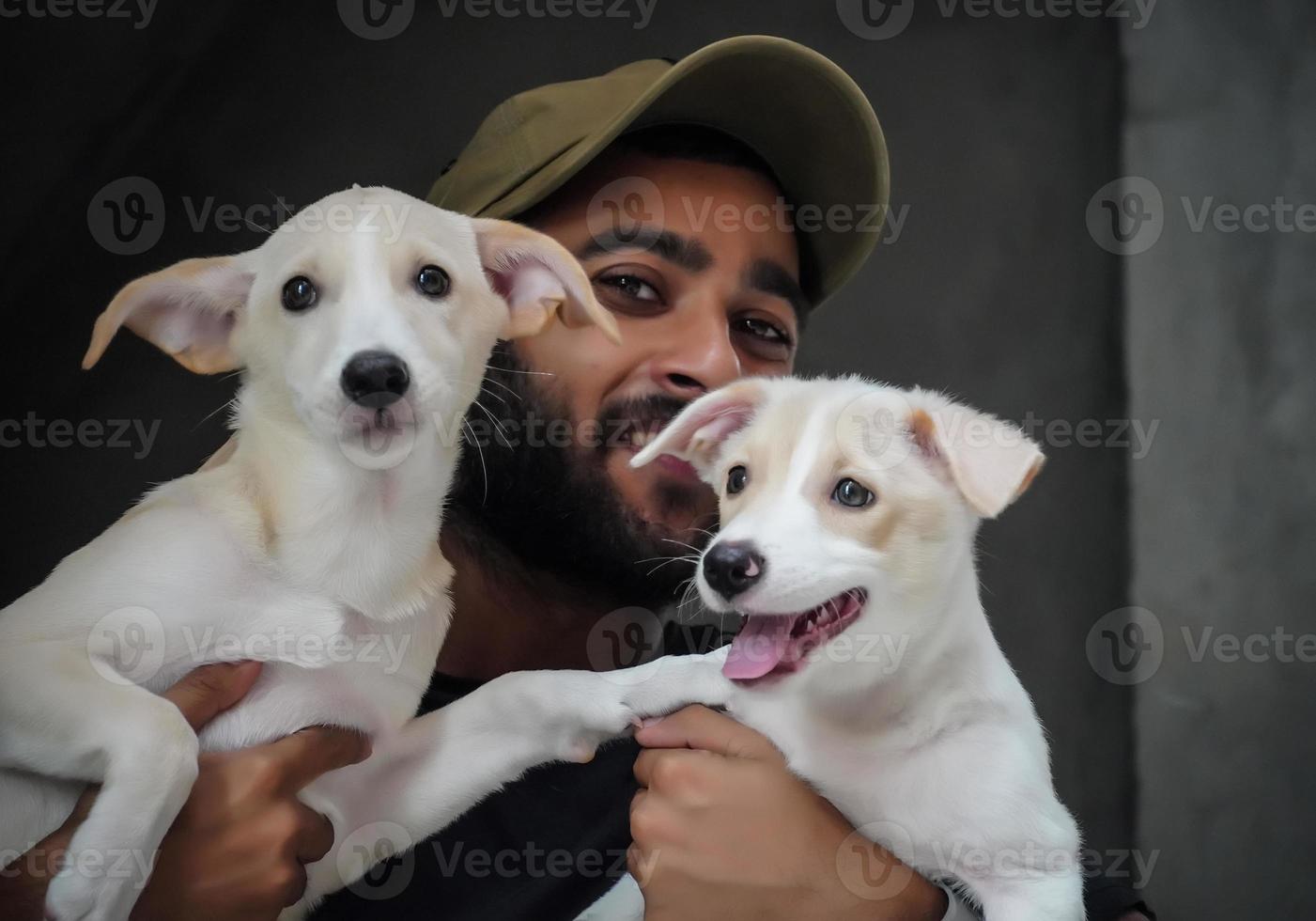 um menino amante de cães com 2 cães felizes e sorridentes - imagem de foco seletivo foto