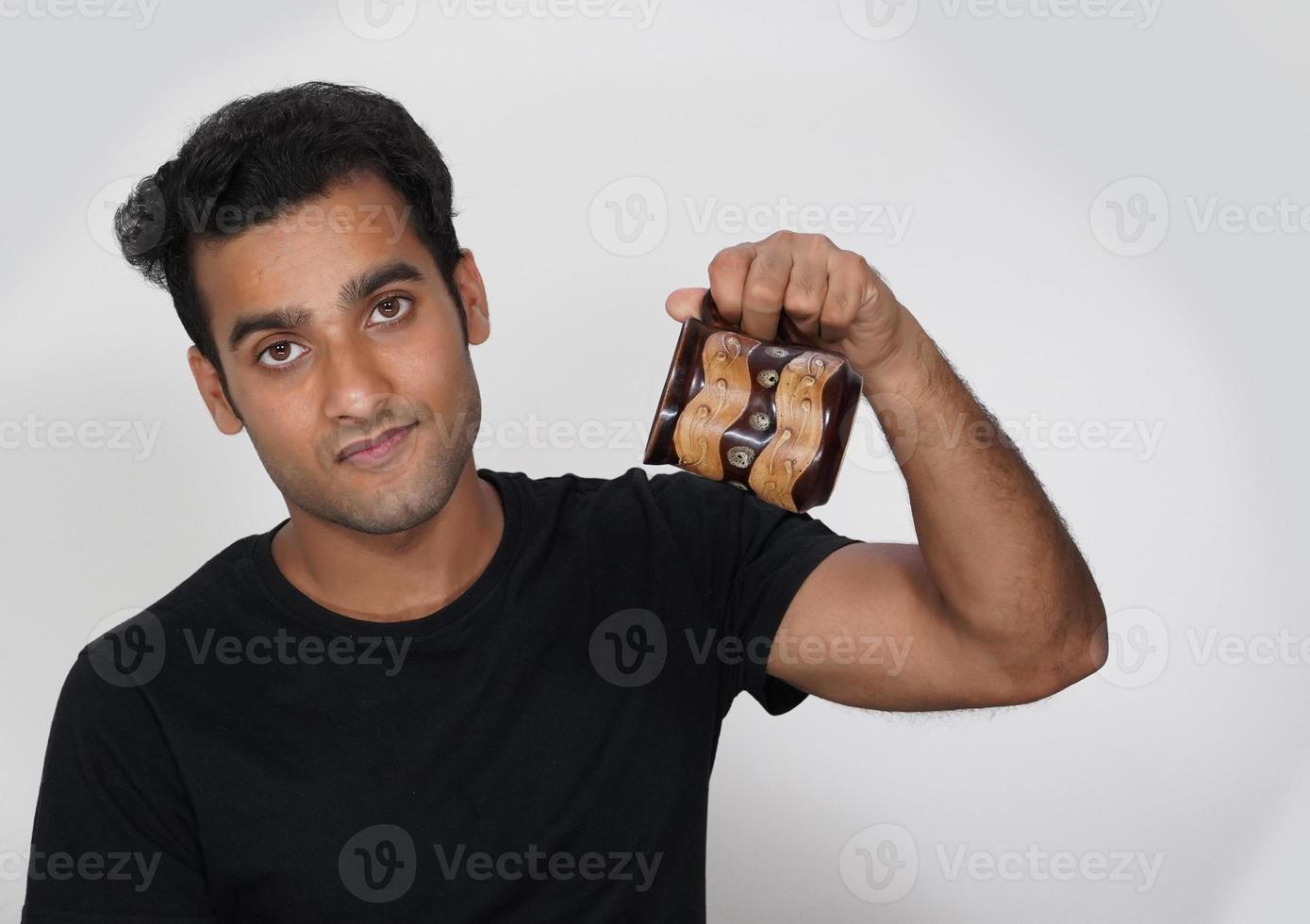 um homem tomando uma xícara de café e dizendo a alguém o pior café que você fez foto