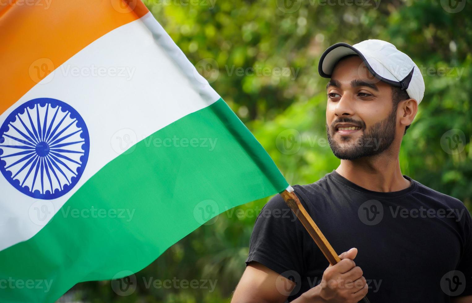 bandeira da índia sendo acenada por um homem comemorando o sucesso foto