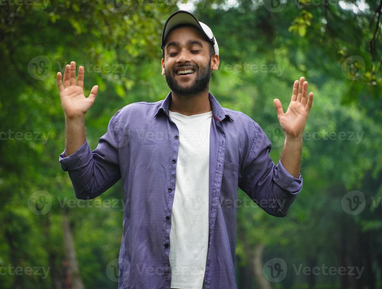 um homem asiático está feliz foto