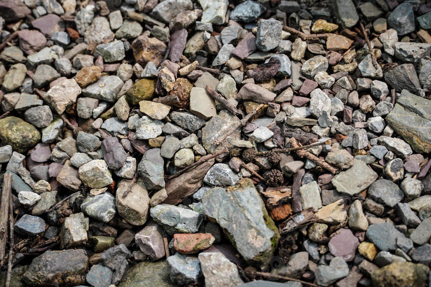 várias imagens de pedras no chão foto