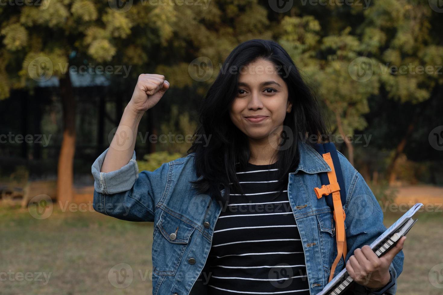 sucesso após resultado feminino estudante universitário indiano foto