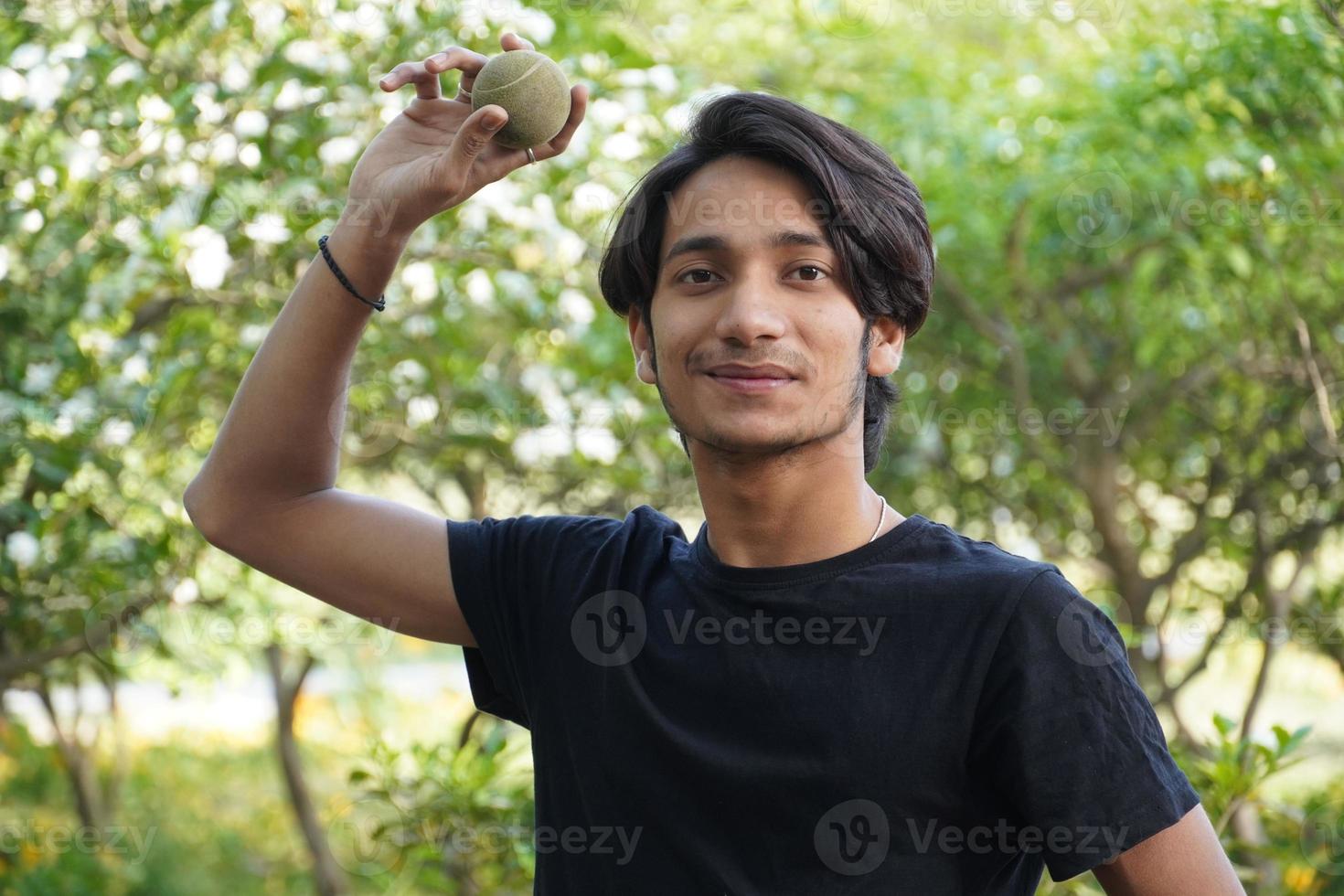 homem com bola de críquete foto