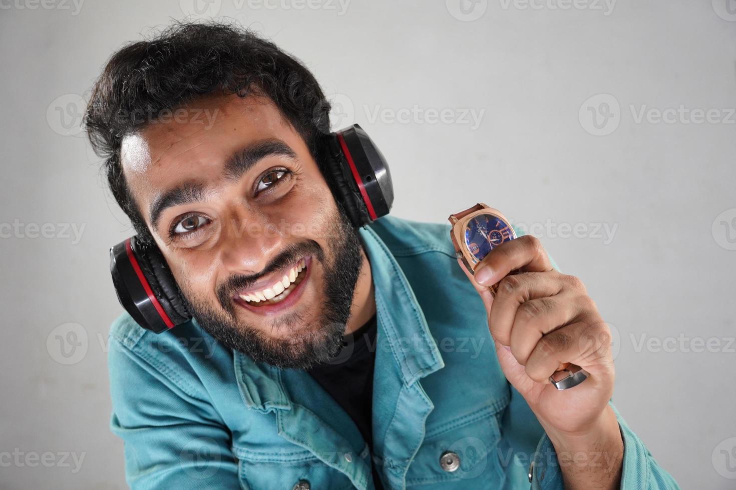 um homem em videochamada usando fones de ouvido foto
