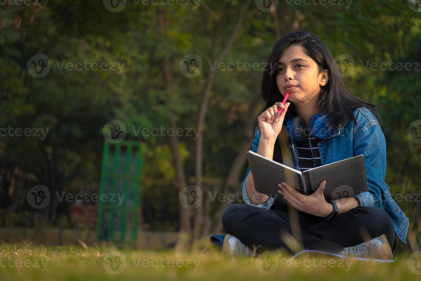 em pensar um estudante universitário na faculdade foto