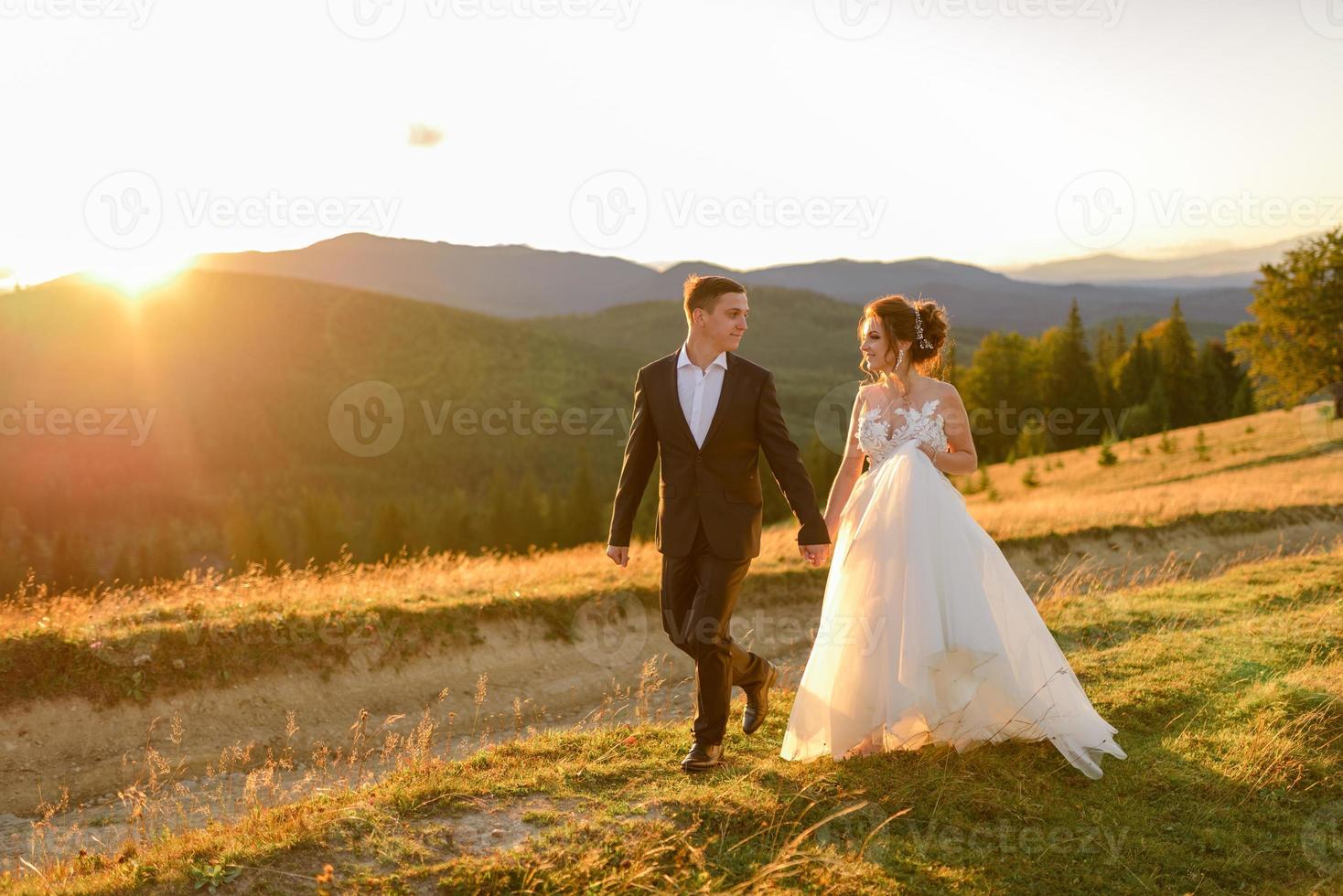 fotografia de casamento nas montanhas. os noivos se abraçam com força. foto