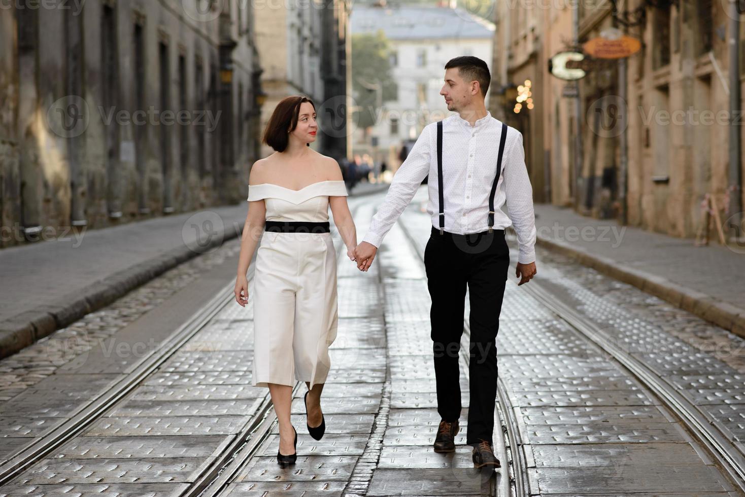 lindo casal elegante em um encontro nas ruas da cidade velha. foto