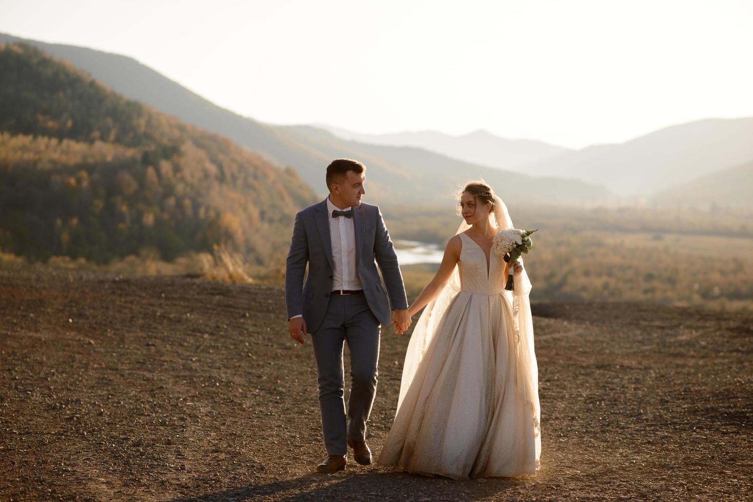 sessão de fotos de casamento dos noivos nas montanhas. sessão de fotos ao pôr do sol.