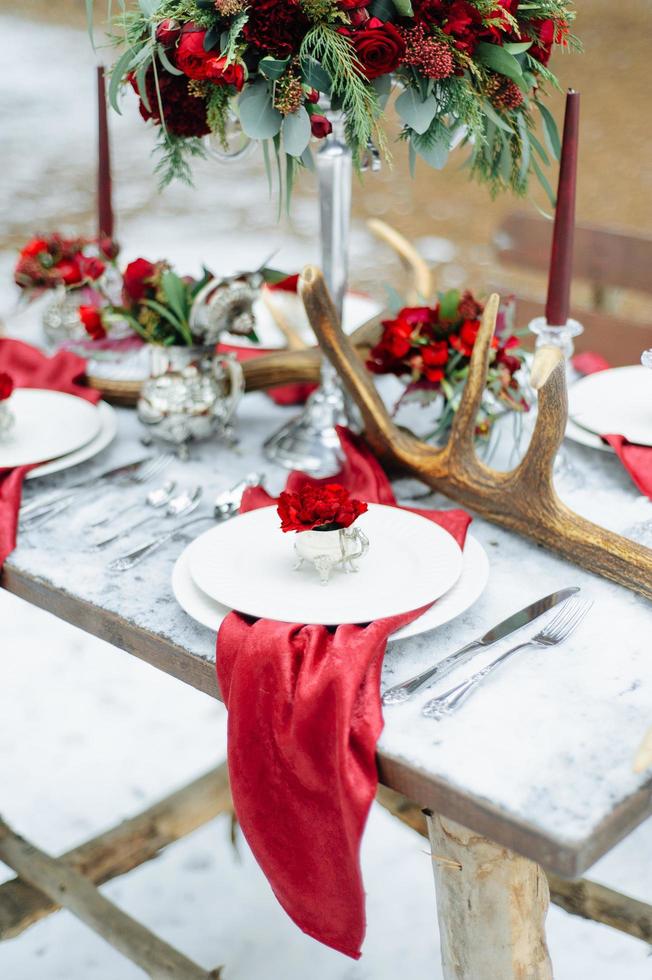 decoração de casamento de inverno com rosas vermelhas foto