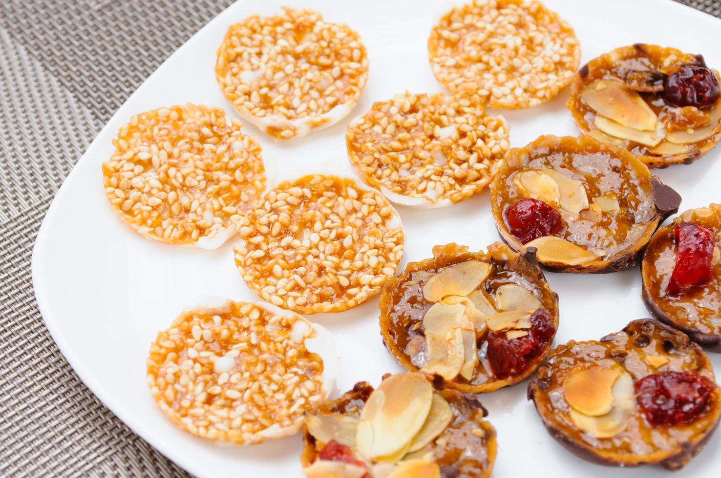 muitos tipos diferentes de biscoitos em um prato foto