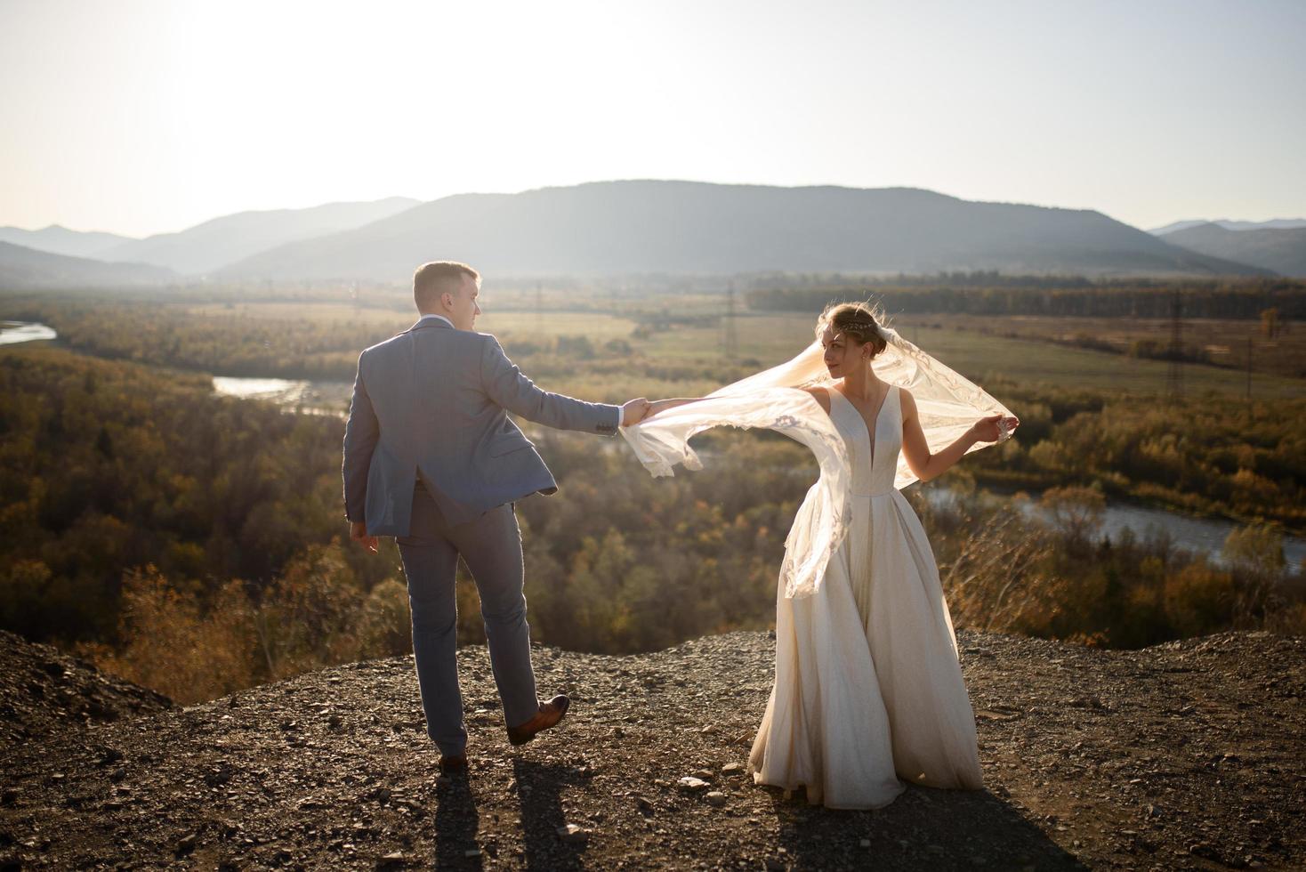 sessão de fotos de casamento dos noivos nas montanhas. sessão de fotos ao pôr do sol.