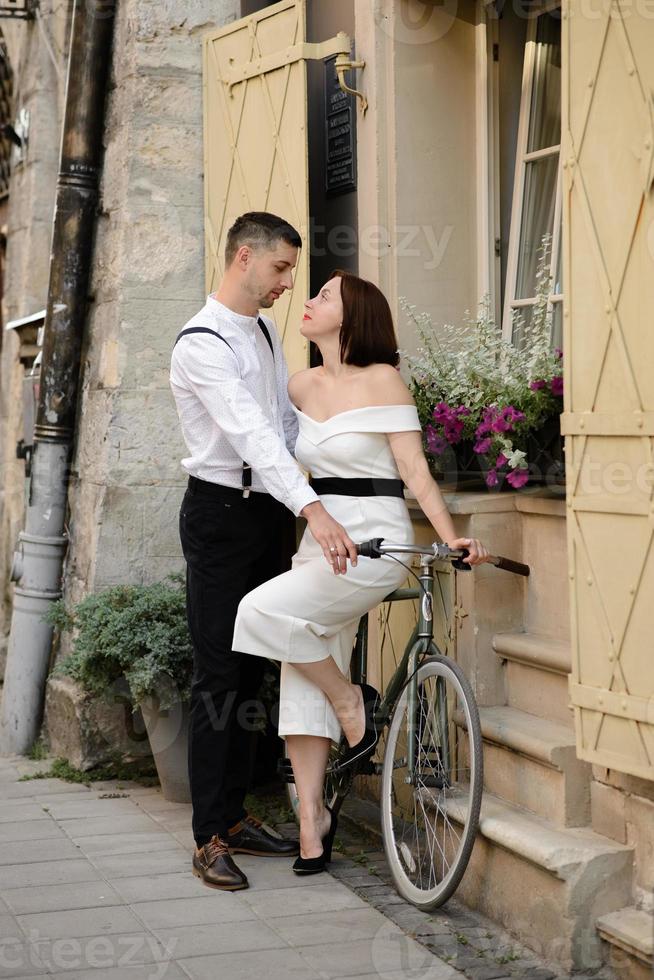 lindo casal elegante em um encontro nas ruas da cidade velha. foto