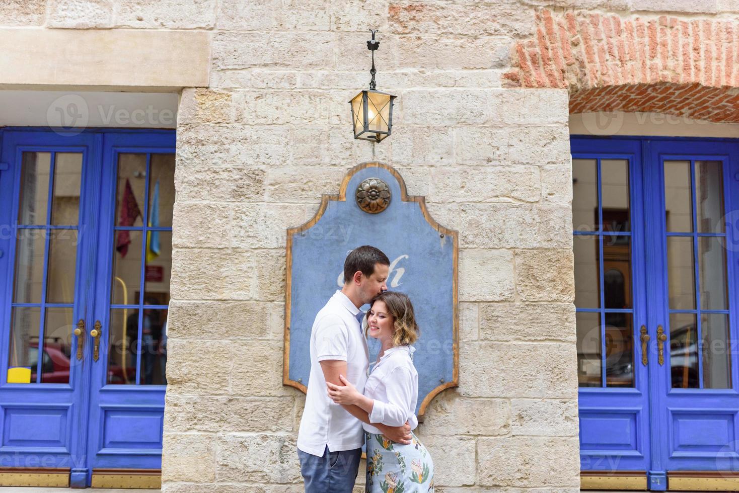 um casal apaixonado nas ruas da ponte velha foto