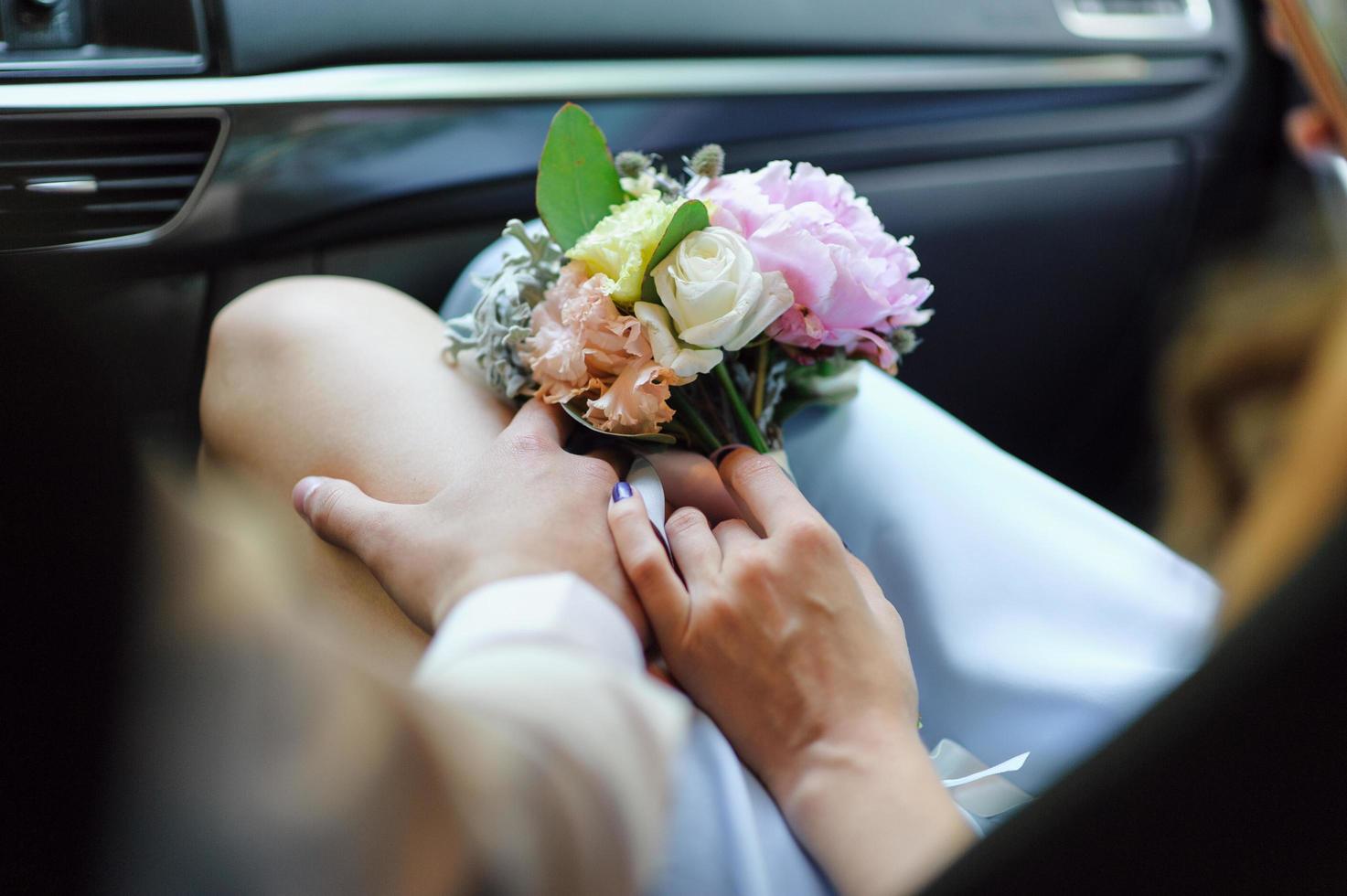 buquê de casamento na grama foto