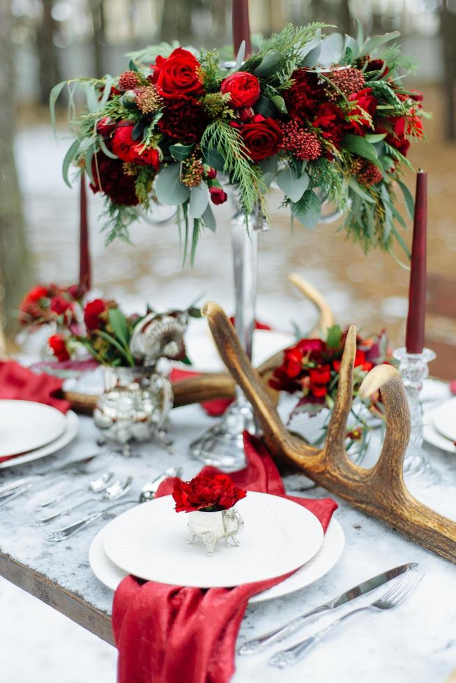 decoração de casamento de inverno com rosas vermelhas foto