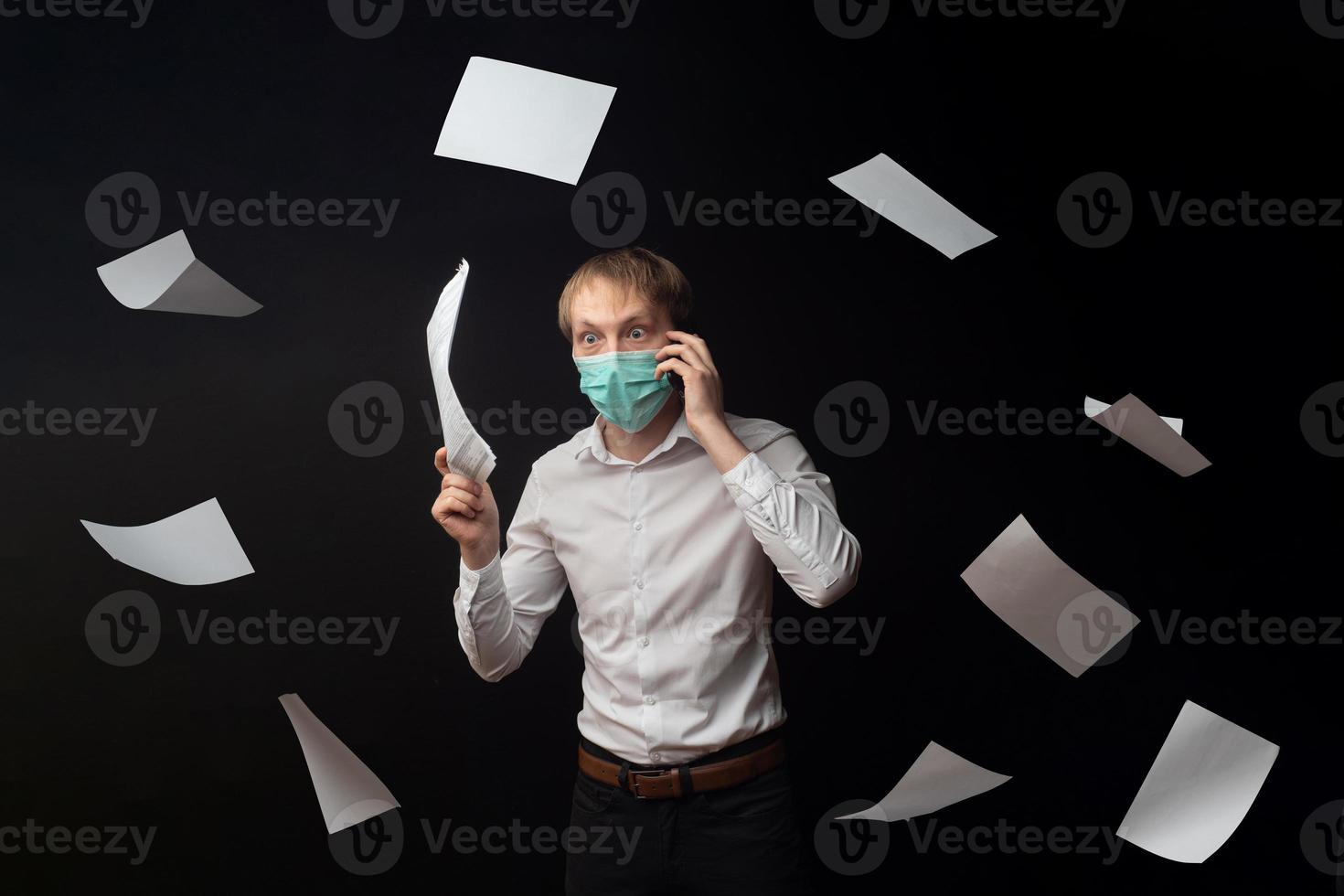 um jovem médico estuda papéis e briga por telefone devido a resultados ruins. foto