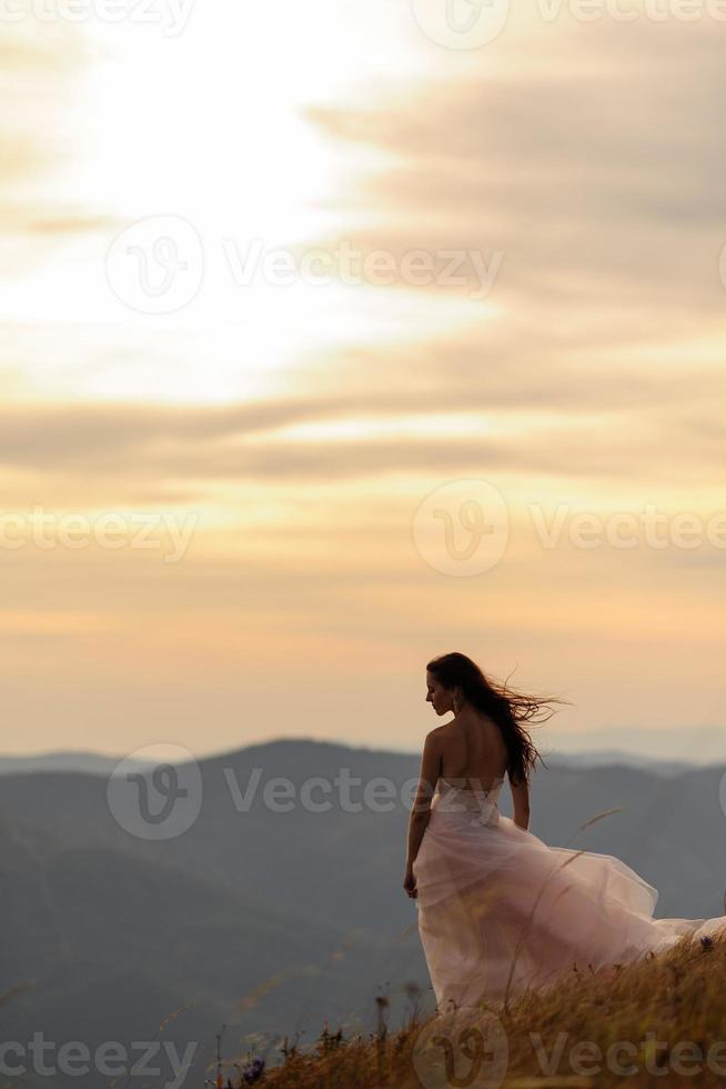 noiva e noivo. sessão de fotos nas montanhas.