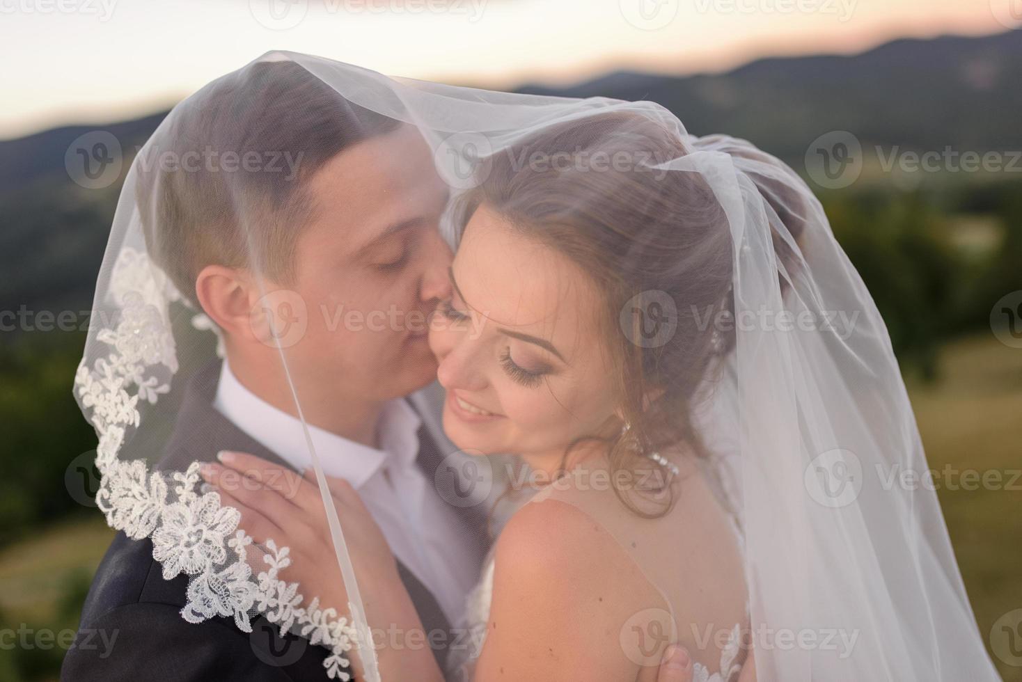 fotografia de casamento nas montanhas. os noivos se abraçam com força. foto