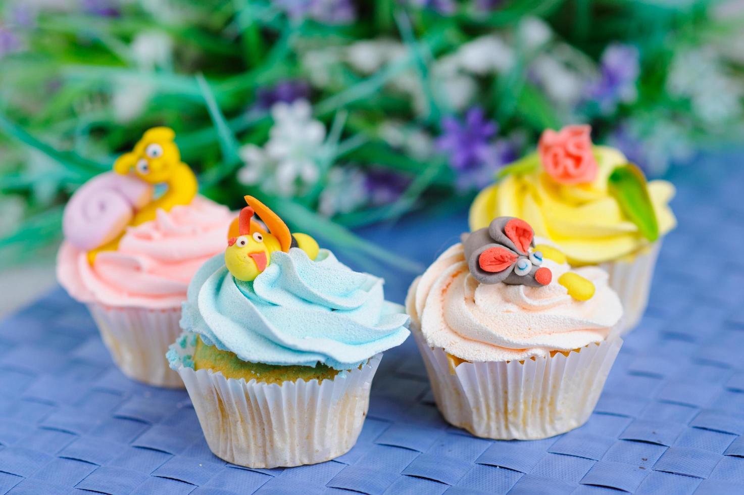 muitos cupcakes estão com as decorações na cabeça foto