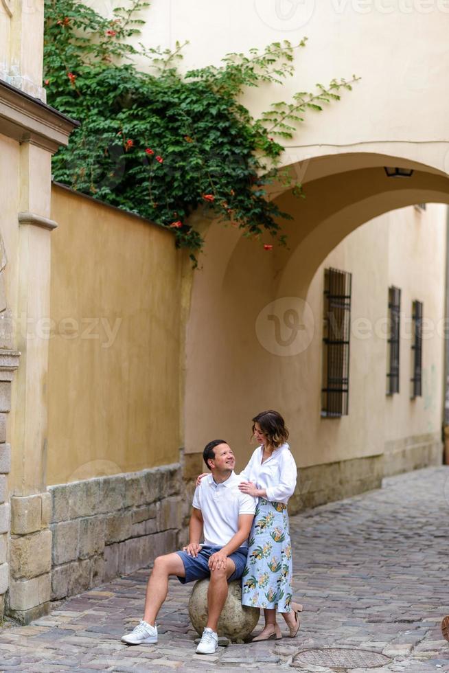 um casal apaixonado nas ruas da ponte velha foto