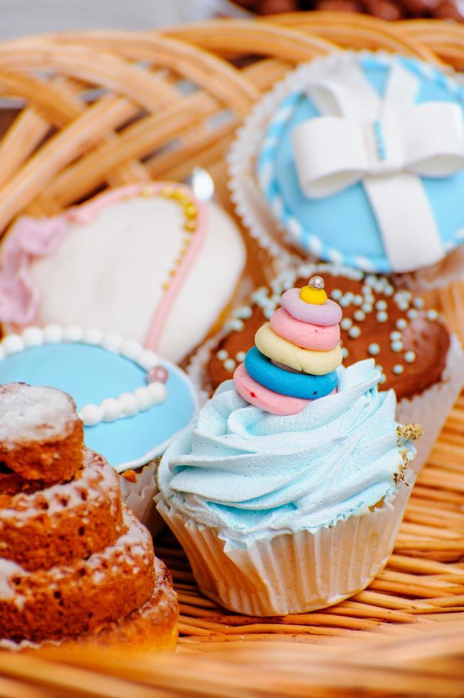 biscoitos de casamento em uma cesta foto