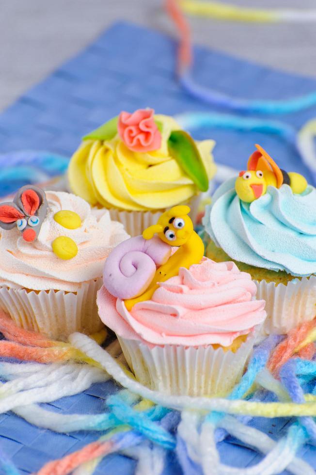 muitos cupcakes estão com as decorações na cabeça foto