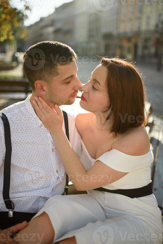 lindo casal elegante em um encontro nas ruas da cidade velha. foto