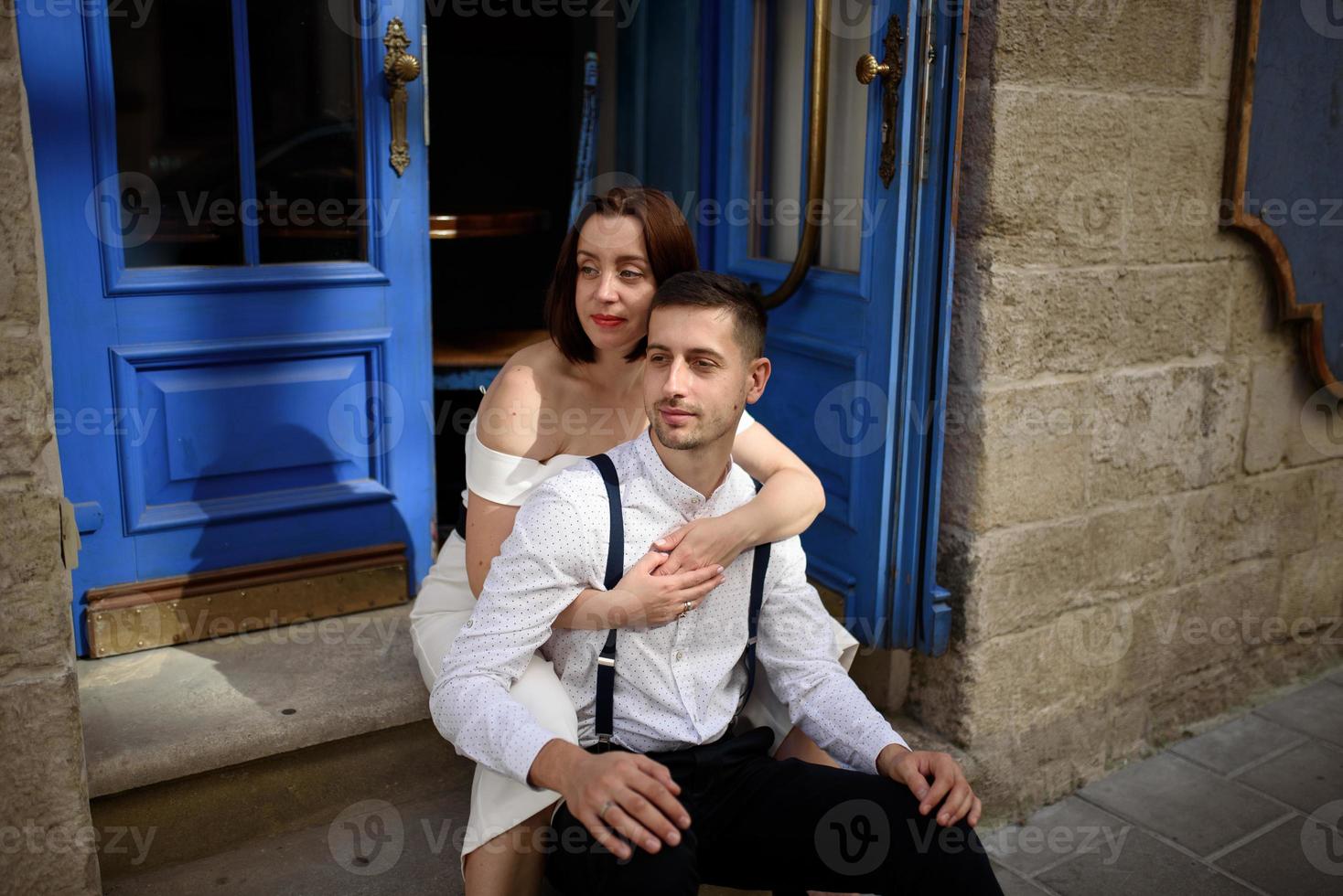 lindo casal elegante em um encontro nas ruas da cidade velha. foto