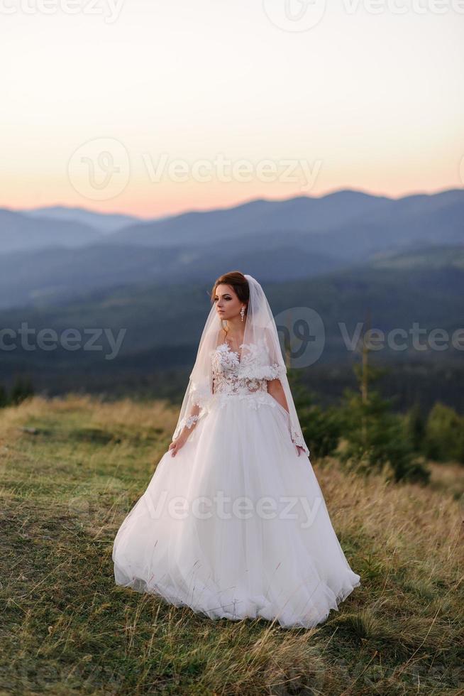 fotografia de casamento nas montanhas. os noivos se abraçam com força. foto