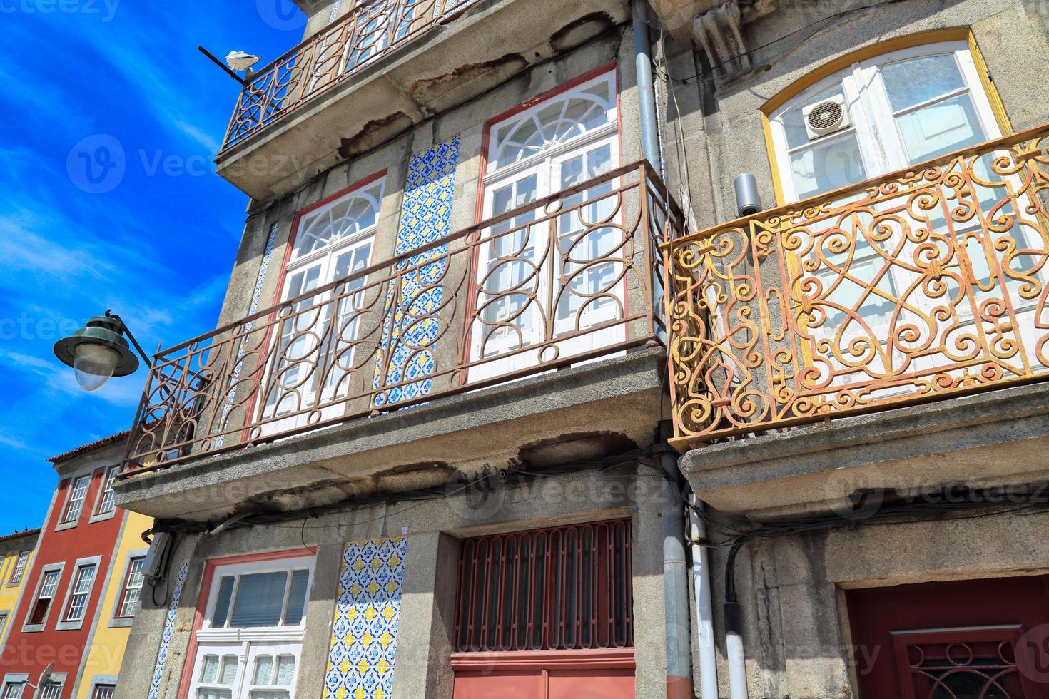 belas e coloridas ruas do porto perto do rio douro em portugal foto