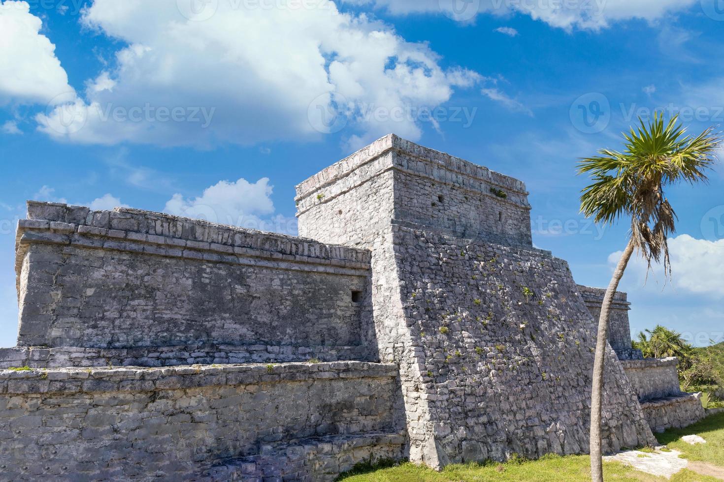 templo do deus do vento na zona arqueológica de tulum com pirâmides maias e ruínas localizadas na costa cênica do oceano da província de quintana roo foto