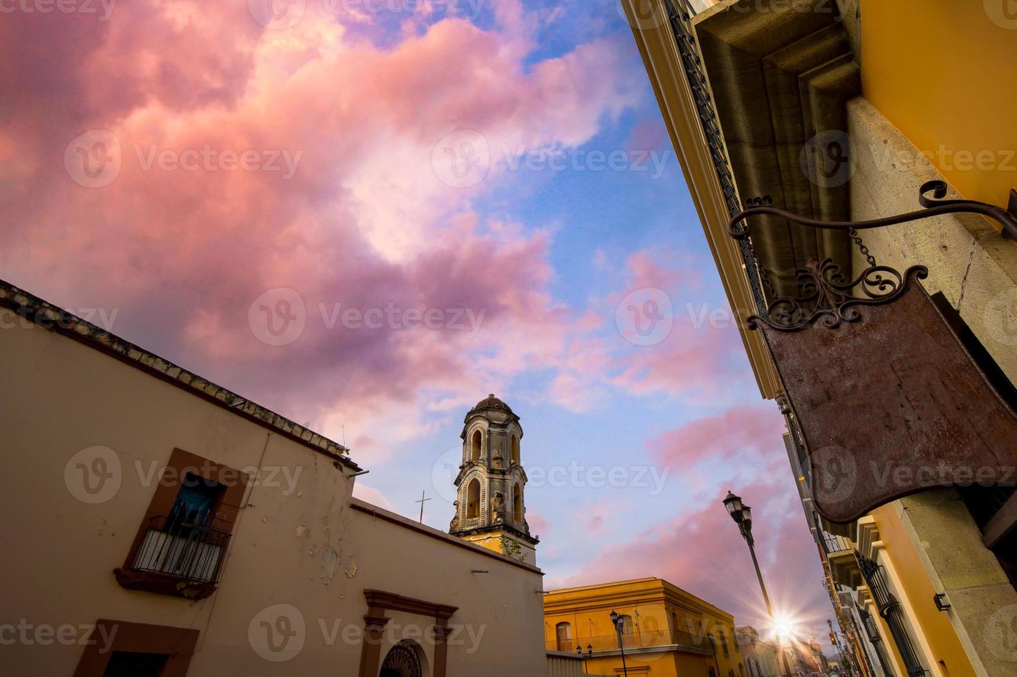 oaxaca, méxico, ruas pitorescas da cidade velha e edifícios coloniais coloridos no centro histórico da cidade foto