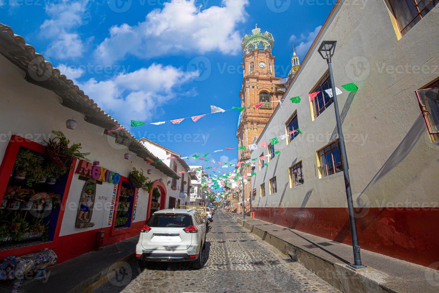 méxico, puerto vallarta ruas coloridas ao pôr do sol perto do passeio marítimo malecon e praias foto