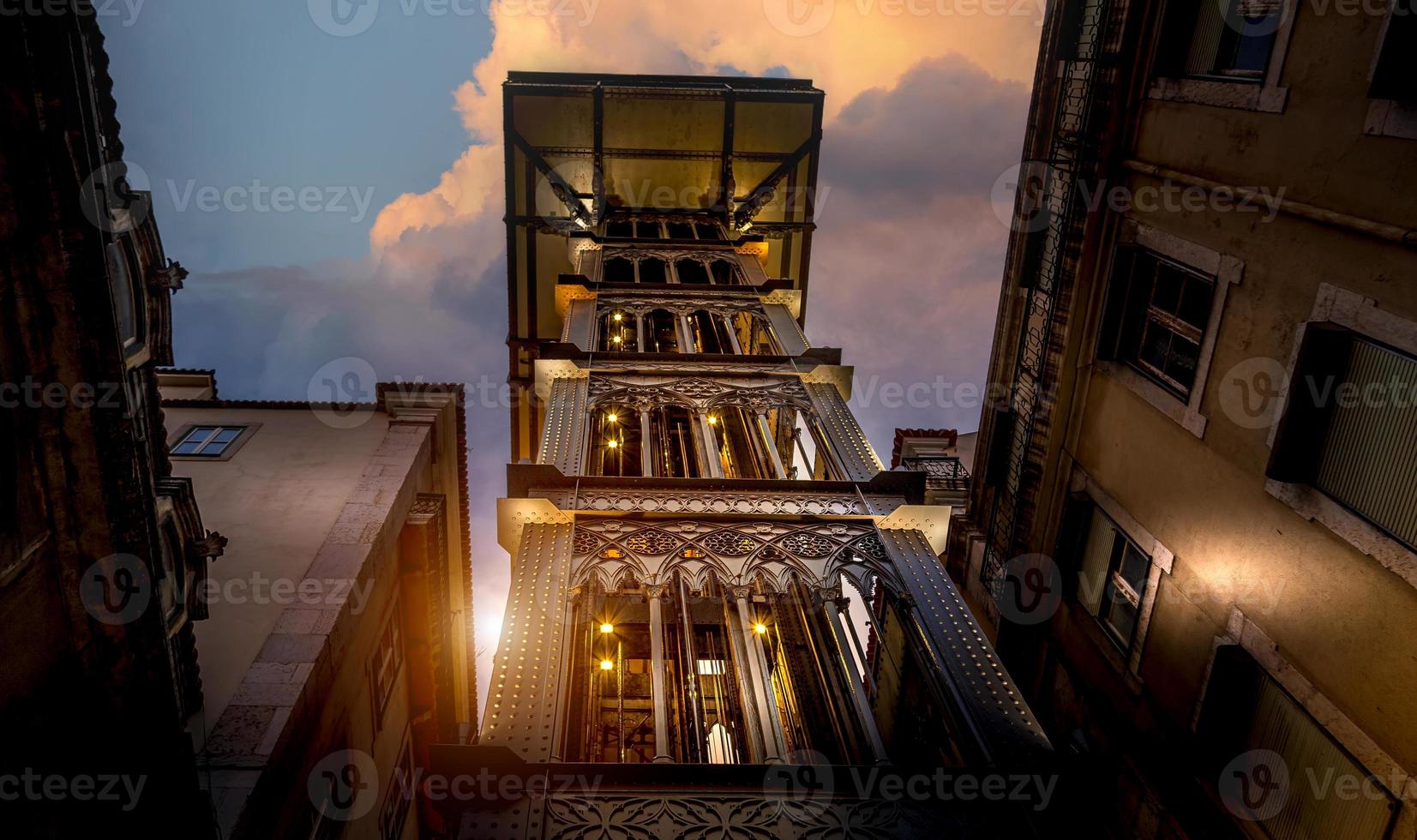 portugal, lisboa, elevador de santa justa ao pôr do sol foto